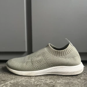Gröna sneakers  - Väldigt bekväma, lätta och luftiga.   Stl: 40  Men passar även mig som har storlek 39