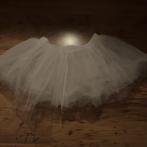 Tyllkjol - Kan användas som underkjol eller vanlig kjol. Notera att frakten i annonsen stämmer ej, TRYCK EJ PÅ KÖP NU! Kontakta mig vid intresse🫶🏻