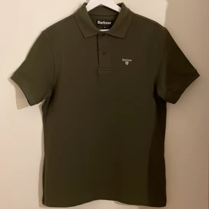 Barbour piké  - Barbour piké. 100% bomull. Regular fit strl M. Diskret logga. Oanvänd 