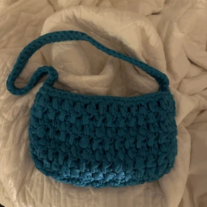 Stickad väska  - Blå stickad(?) väska från topshop, köpt för ca 500kr. Mycket bra skick