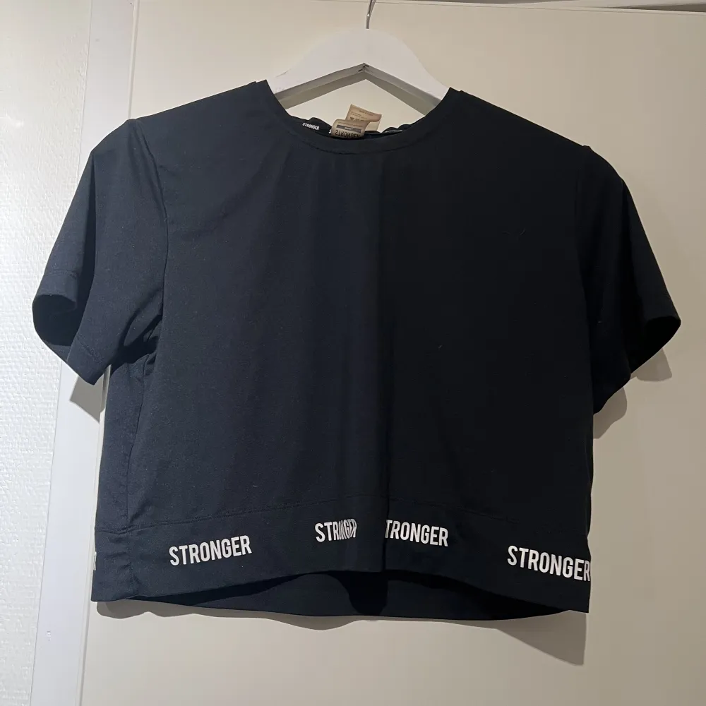 En croppad tränings tröja ifrån Stronger, storlek S. Hoodies.