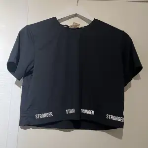 En croppad tränings tröja ifrån Stronger, storlek S