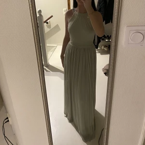 Balklänning - Klänning som bara används en gång på bröllop. Funkar till bröllop, bal eller andra tillfällen.