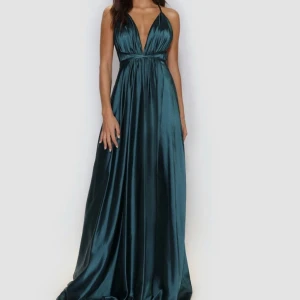 Balklänning - Säljer en superfin balklänning åt en vän från märket ivory field i en mörk grön färg, då hon valt en annan🥰 Storlek 36 och endast testad❤️ OBS färgen på första bilden! Vid önskemål av fler egna bilder hör av dig🥰