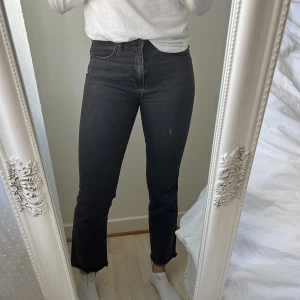 Jeans  - Har ett litet hål i en av de bakre fickorna men annars hela 