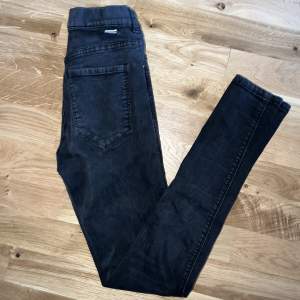 Ett par fina välanvända Dr Denim jeans som e ripped vid knäna. 