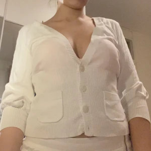 Söt kofta - Säljer dena fina kofta från benetton med ribbat material nedtill🌸