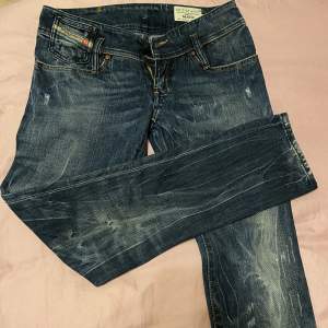 Skitsnygga lågmidjade jeans som jag tyvärr måste sälja då dom inte passar mig!🌸