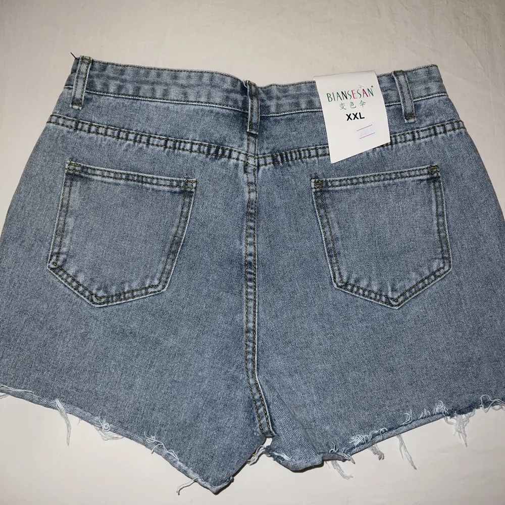 Skit snygga shorts från Thailand som aldrig använt, står att dem är xxl men Thailand har ju mindre storlekar så känns mer som XL, säljs för 50 frakt står du för . Jeans & Byxor.