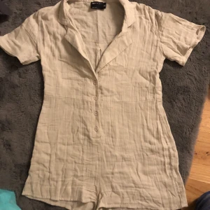 Dress - Skit cool dress från asos. Perfekt till sommaren att bara gå till standen med. Kan vara bra att veta att plagget är rätt så genomskinligt och passar därför bäst till standen