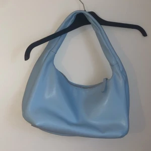 Blå väska  - Aldrig kommit till användning.