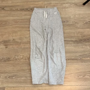 Gråa mjukis byxor - Detta är ett par mjukisbyxor de har ett väldigt känt matrial. Jag tvättar dem innan jag postar!💗