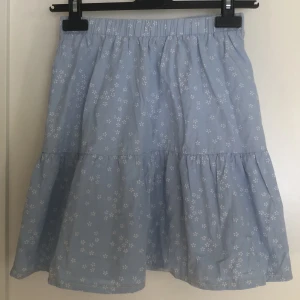 Volangkjol - Säljer denna supervackra volangkjolen som passar perfekt till sommaren! Kom privat för frågor eller bilder❤️