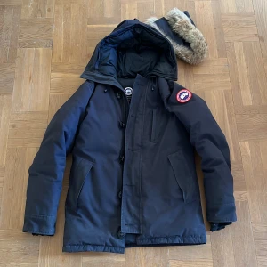 Canada Goose Chateau Parka - I väldigt fint skick. Givetvis äkta. Säljer då jag ska köpa ny nästa vinter :) Detta är en herr modell men denna modell var oxå riktigt snygg på henne !  Storlek S/M Passar byggda M personer. Passar alla S perfekt.