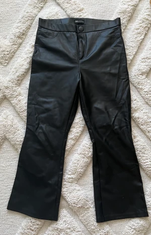 Zara skinnbyxor  - Ett par byxor från zara. Konstläder. Super bekväma. Använda 3 gånger.   Så i princip nya. Storlek 42