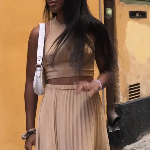 Beige topp från Zara - Söt liten topp från Zara, knappt använd