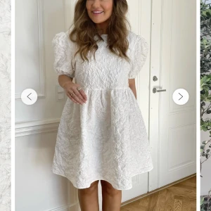 Studentklänning - Jätte fin studentklänning men den passade tyvärr inte då den verkar vara lite stor i storleken :( 