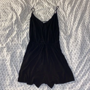 Jumpsuit St XS - Säljer min Jumpsuit från H&M då den inte kommer till användning längre. Väldigt skönt material. Storlek XS men passar nog lätt en M också utan att vara för tight. Skriv för fler bilder💕