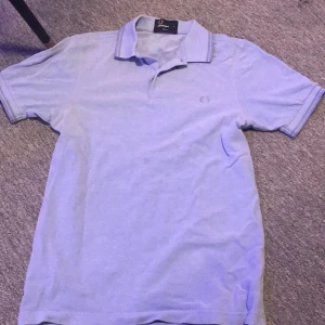 En ljusblå fredperry skjorta - Jag säljer den här skjortan för att den inte passar mig. Den är knappt använd och har inga defekter.priset kan diskuteras. Du står för frakten 👍