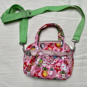 Tokidoki Le Sport Sac - Supersöt väska från Tokidok/Le sport sac collab. Har flera fack och mindre fack inne i det stora - lagom till alla nödvändigheter! Fint skick och inga synliga defekter.  Mått: 20x12x15 cm.