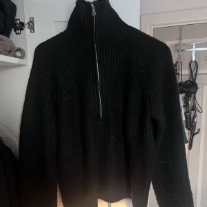 Stickad tröja - Stickad tröja med dragkedja från hm, super fin! Inte använd något alls. Super fin och jätteskön. Köpte dne för 399kr men säljer för 150kr + frakt💕