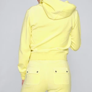 Gul juice dress  - Säljer sättet pga ej vid användning, obs lite skada på kofftan vid dragkedja längst ner vid tvätt annars är den hel och bara använda 1 gång, 