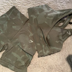 Gymshark set  - Knappt använt set från gymshark  M på shortsen L i toppen  Köparen står för frakten som är på 60kr
