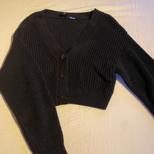 Tröja - Säljer denna fina stickade kofta från H&M i stl xs, sparsamt använd säljer då den ej kommer till användning längre.