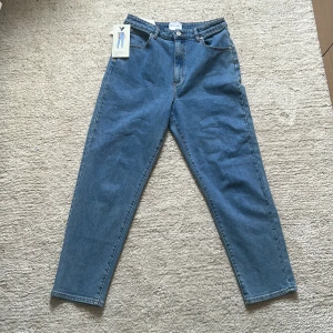 Oanvända Abrand Jeans  - Säljer ett par oanvända Abrand Jeans i storlek 13/31.  A ’94  Har lapparna kvar och har endast blivit provade. 
