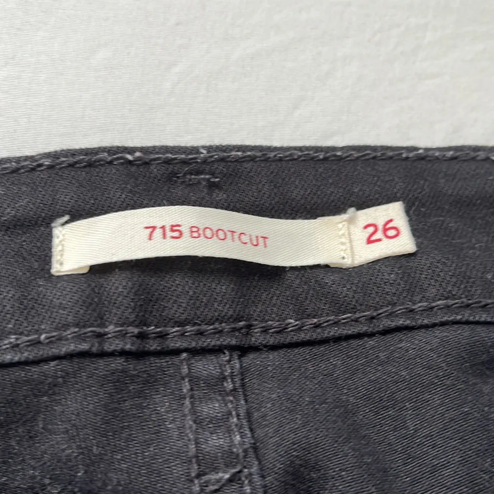 Svarta lågmidjade bootcut jeans från levis. Använda Max 2 gånger. Jättefina! Säljer pga att de är för långa. Jeans & Byxor.
