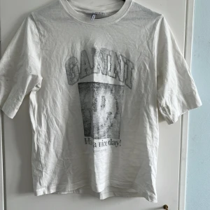 Ganni tshiry - Säljer superfin Ganni T-shirt, använd fåtal gånger! Inga defekter alls