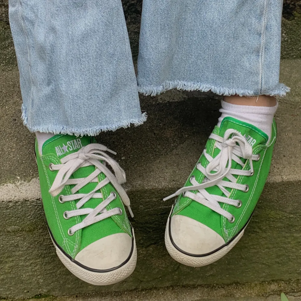 Vintage Gröna Converse! Köptes i Berlin på Paulus Boutique men säljer pga för små 😢 Små i storleken, passar som 37 💚. Skor.