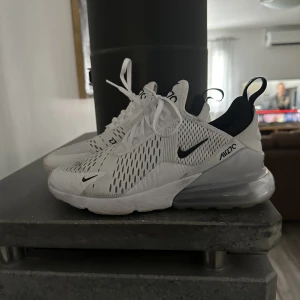 Nike 270 - Säljer mina nike 270 pgr av att dem är för stora för mig så har köpt en mindre storlek. Dom är använda max 4 gånger och är i mycket bra skick. 