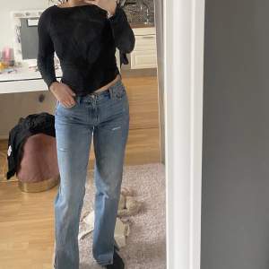 Säljer dessa fina jeans med slits på sidorna då jag inte tycker som sitter så bra på mig. Nästan aldrig använda. Pris kan diskuteras. Från Fashion Nova. Storlek 36 