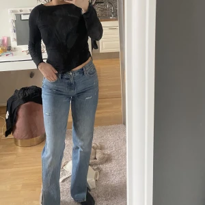 Raka jeans med slits  - Säljer dessa fina jeans med slits på sidorna då jag inte tycker som sitter så bra på mig. Nästan aldrig använda. Pris kan diskuteras. Från Fashion Nova. Storlek 36 
