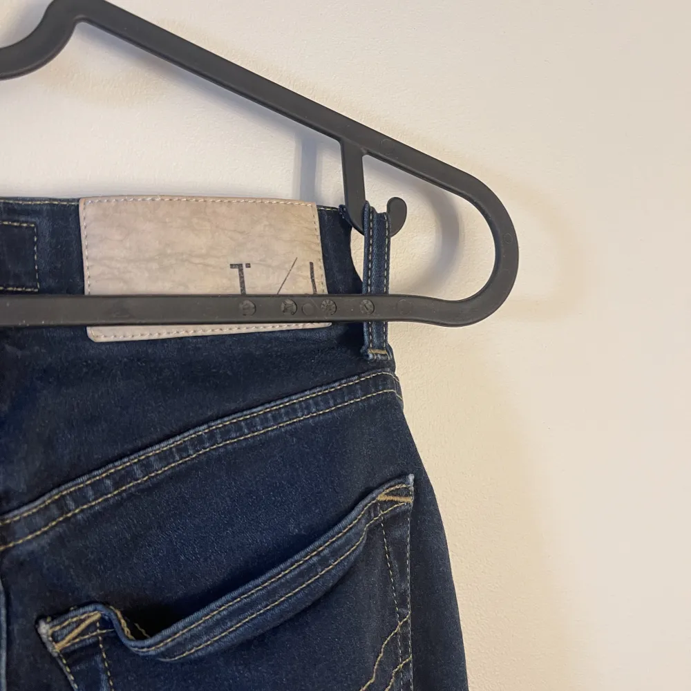 Tighta jeans från tiger of sweden Fint skick, säljes pga för små Hög midja Mörkblåa. Jeans & Byxor.