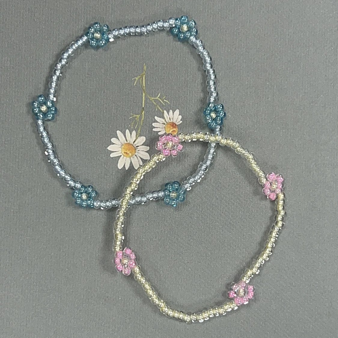 Pärlarmband med blommor