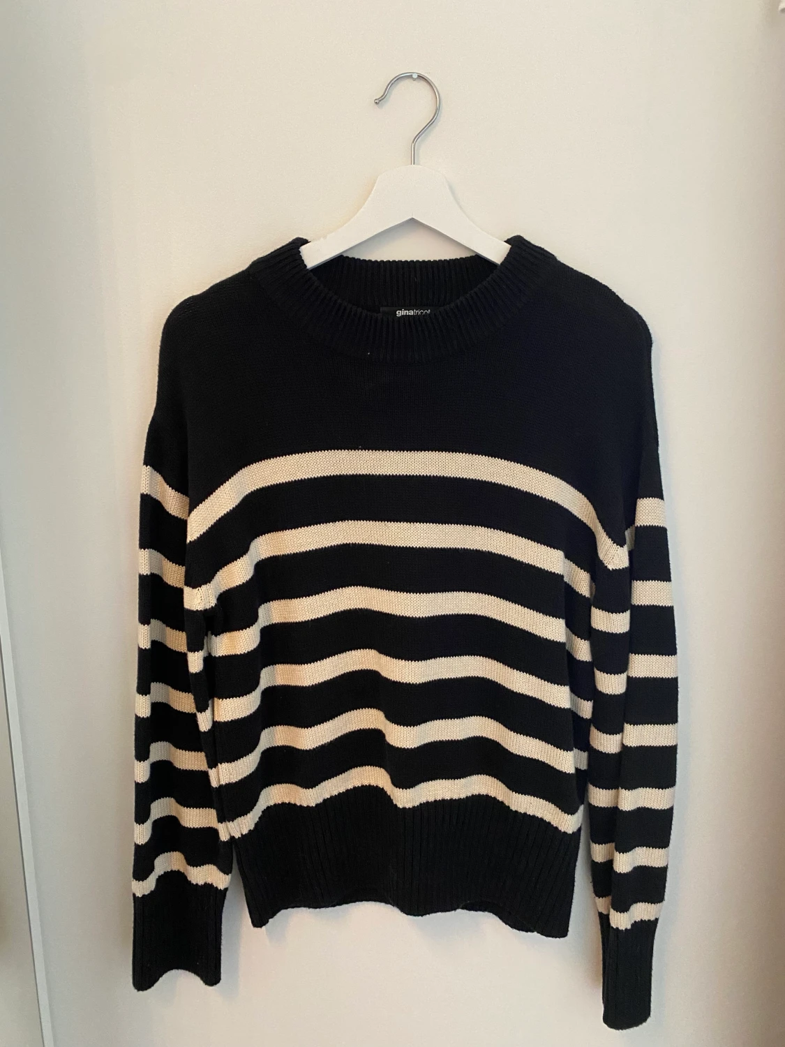 Vitrandig svart stickad tröja  - 90