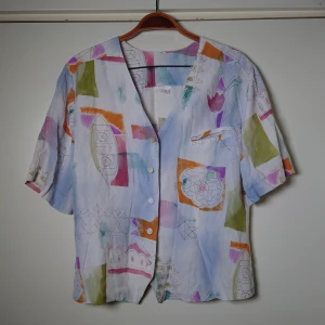 Vintageblus - Mönstrad vintageblus, kort och luftig modell🌱