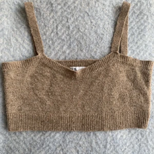 Stickat linne  - Stickat linne från zara. Är cropped och är superfin att ha bara som den är eller över blusar/toppar.