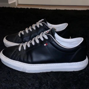 Moncler skor - Hej, säljer mina grymt snygga moncler skor, storlek 42, dom är i bra skick! Box med följer. Ställ gärna fler frågor om ni undrar🤩