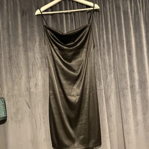 Svart satin klänning  - Satin klänning från shein, super fin