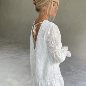 Sååå fin klänning från Moa Mattssons kollektion med NAKD. Perfekt till studenten❣️🫶🏼Helt oanvänd med alla lappar kvar. Säljer för att jag valde en större storlek🥰