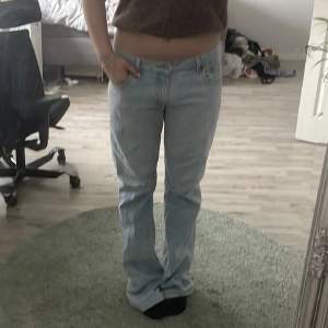 Säljer dessa super snygga jeans för att de tyvärr inte passade på mig . Jag är 165cm och de är lite för långa på mig .  Obs ! Förra säljarens bilder 