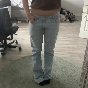 Lågmidjade Levis jeans  - Säljer dessa super snygga jeans för att de tyvärr inte passade på mig . Jag är 165cm och de är lite för långa på mig .  Obs ! Förra säljarens bilder 