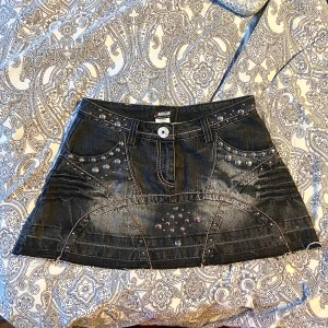 Morgan jeans kjol!! - Vintage Morgan de toi jeans kjol med metall detaljer!!🪩 Storlek S❤️ Kjolen är knappt använd och den har tjock jeans material❤️ Använd köp nu funktionen!!