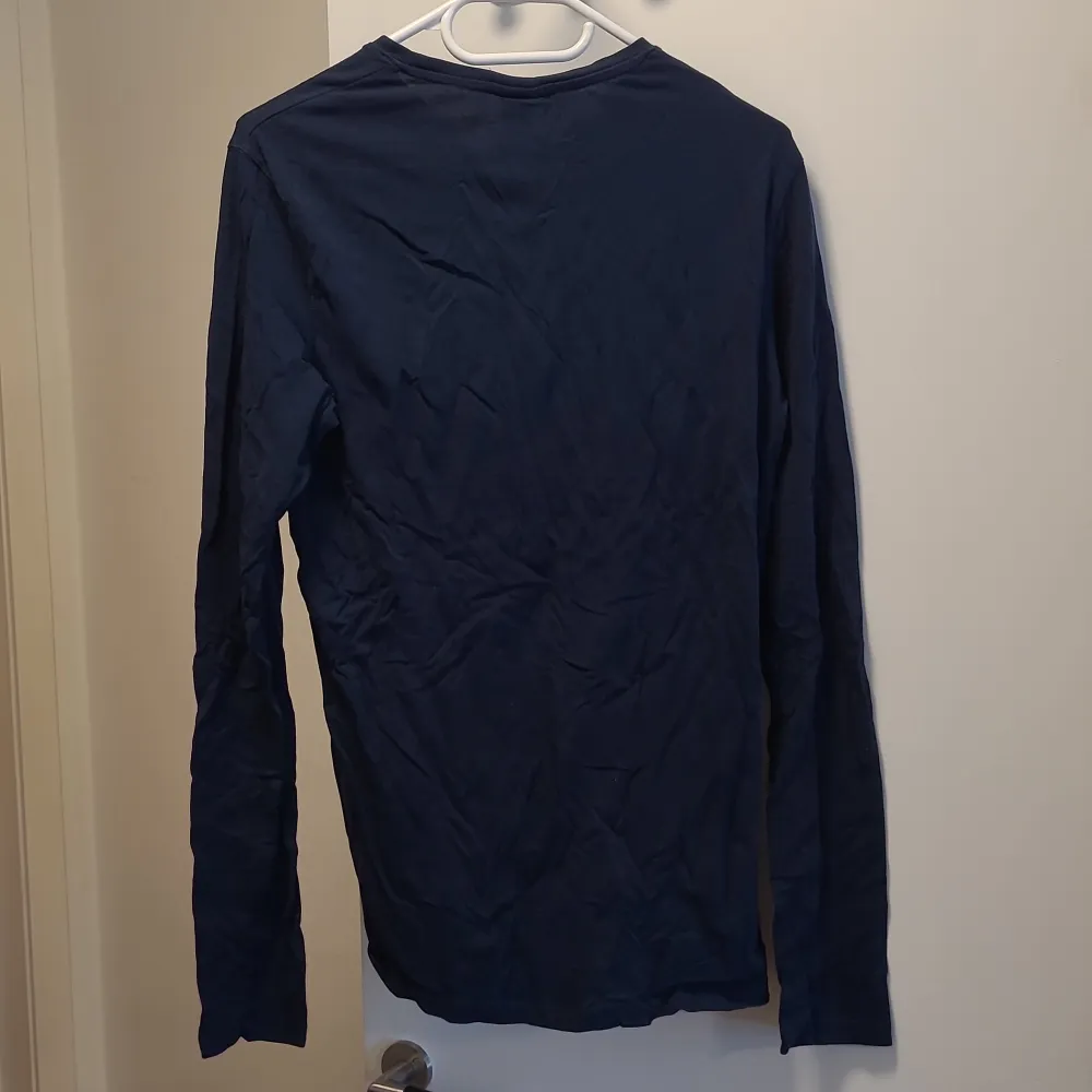Size S used in decent condition dark blue shirt Feel free to contact us in Swedish or English. . Hoodies.