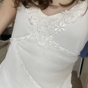 Super gulligt linne  - Säljer nu mitt super söta linne. Köpte secondhand men i ny skick. Jag har storlek S men skulle tro detta är M 💘🫧🕊