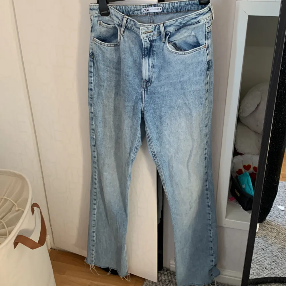 Nya jeans från Zara, perfekt för oss långa då dom är längre i benen☺️ Stl 40. Jeans & Byxor.