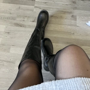Höga boots  - Säljer dessa då jag råkade beställa 2 par, aldrig använda 